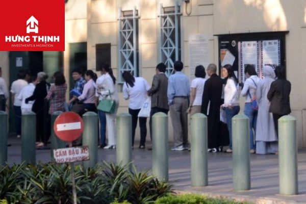 Đến Đại sứ quán hoặc Lãnh sự quán Mỹ đúng giờ