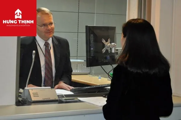 Phỏng vấn thường 2–5 phút, bằng tiếng Việt hoặc Anh